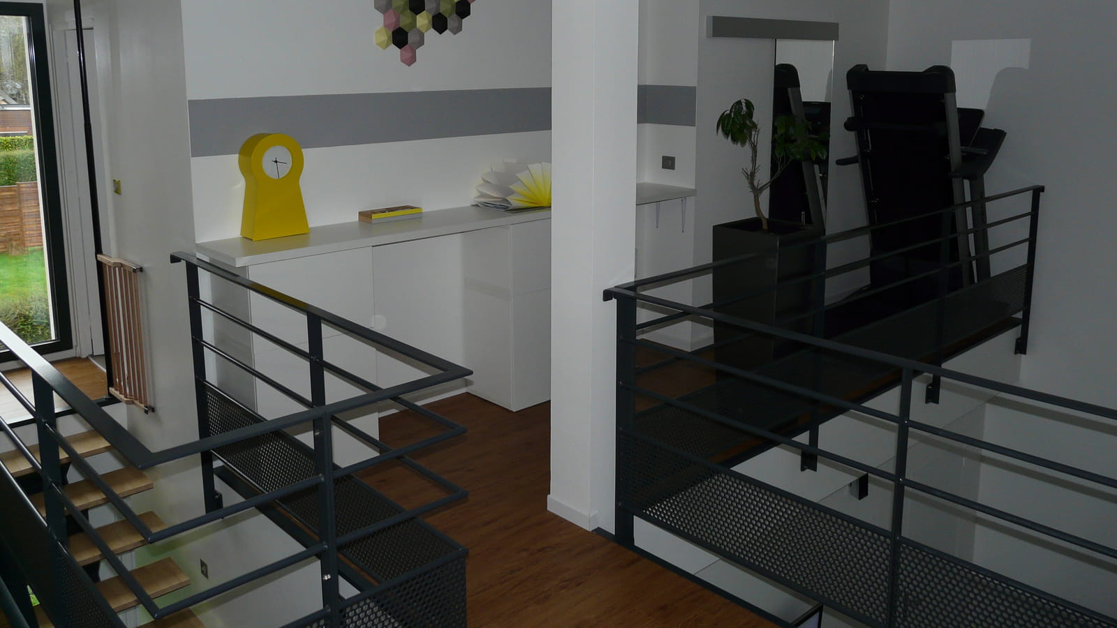  Bureau suspendu