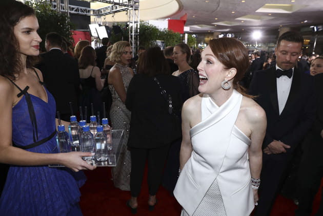 Julianne Moore se moquerait-elle de la "Fiji Water Girl" ?