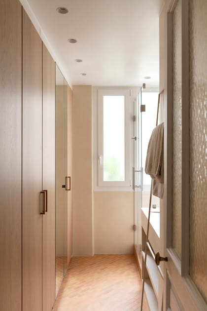 Apr&egrave;s&nbsp;: une salle de bains spacieuse avec un grand dressing