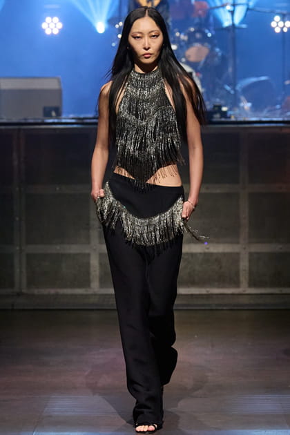 Pantalon et top noirs &agrave; franges aper&ccedil;us sur le d&eacute;fil&eacute; Cucculelli Shaheen