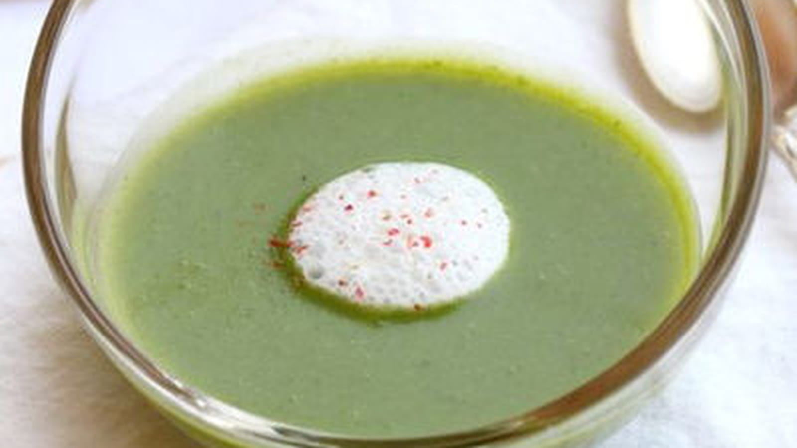Velouté de mâche, écume aux baies roses