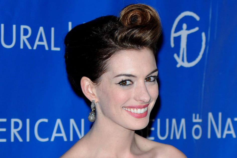 La coiffure 50's d'Anne Hathaway