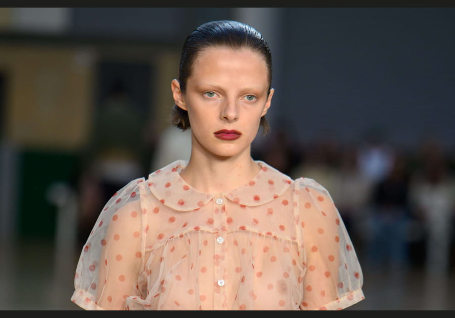 Les sourcils bleached de Molly Goddard