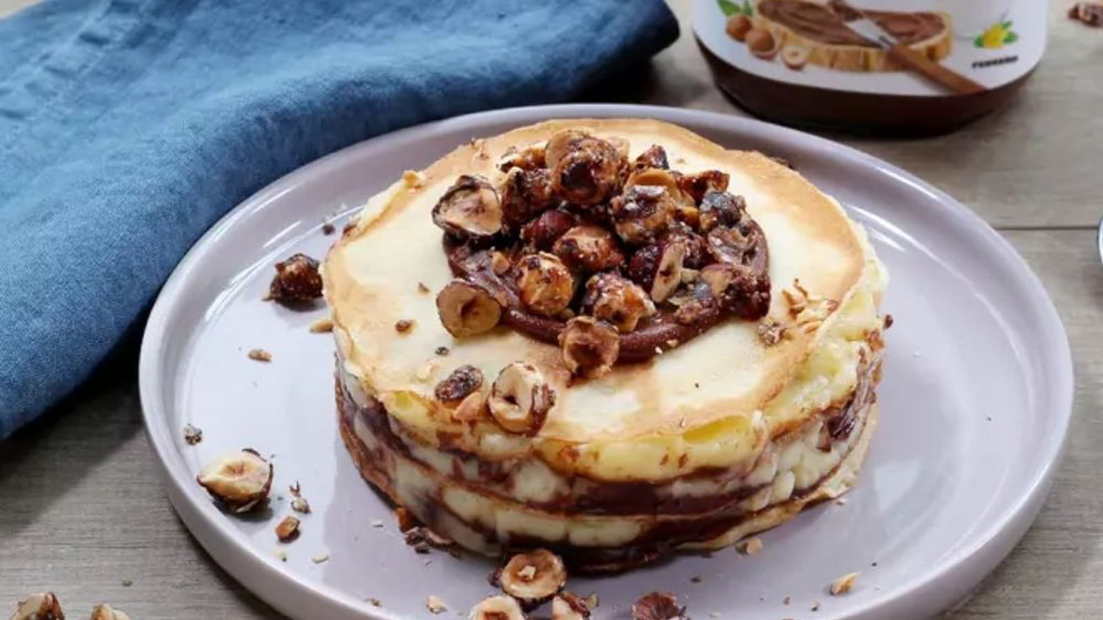 Mille-feuilles de crêpes au Nutella®, crème à la vanille et noisettes caramélisées