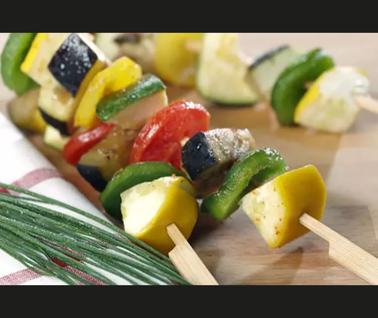Brochettes de l&eacute;gumes grill&eacute;s huil&eacute;es au chili