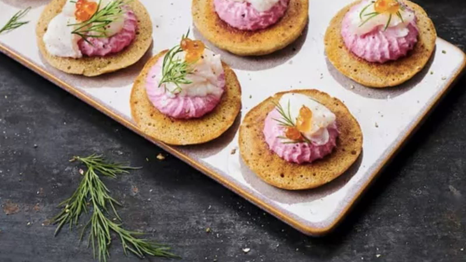 Blinis de blé noir, crème de mascarpone à la betterave et filet de sole mariné au citron et à l’aneth