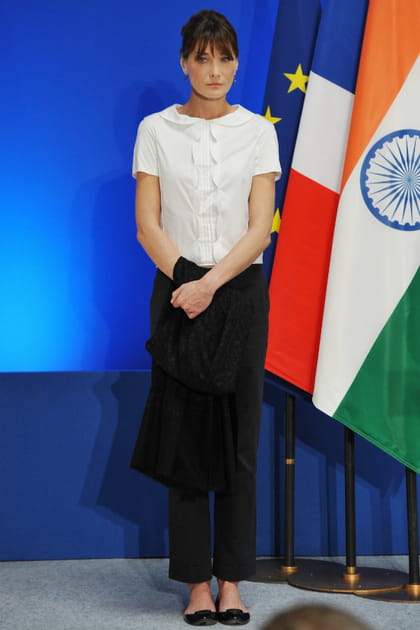 Carla Bruni en top blanc et pantalon &agrave; pince