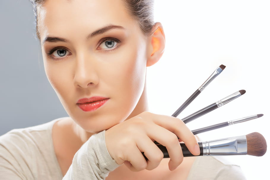 Les astuces maquillage d'Angloma pour éviter la chirurgie