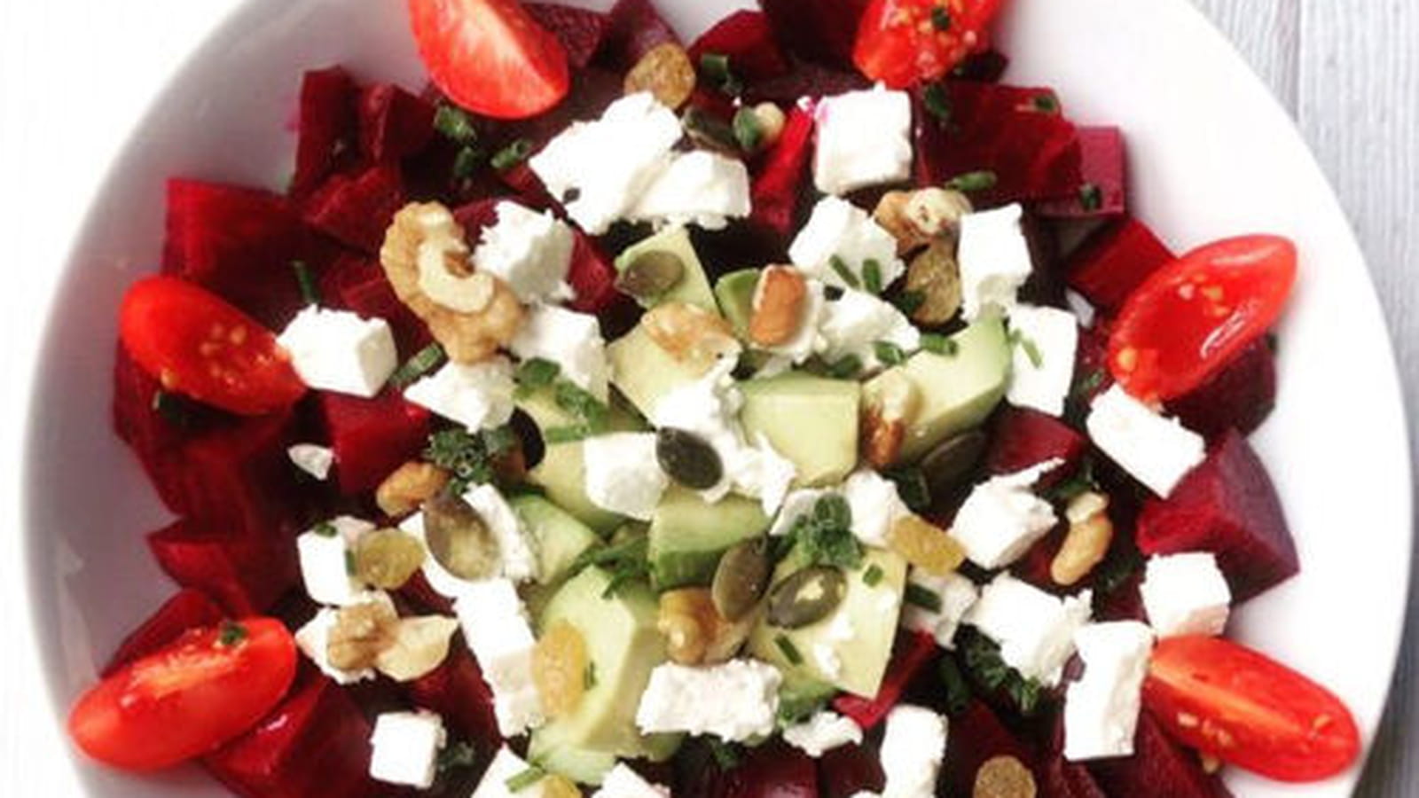 Salade betterave, avocat, feta et graines