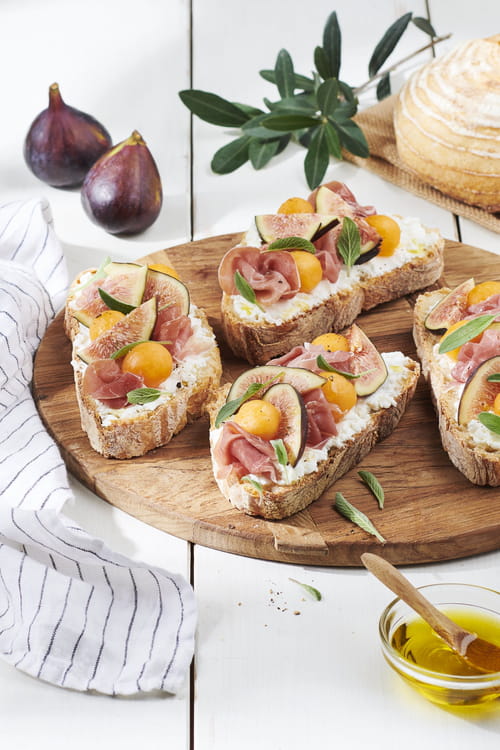 Bruschetta, brousse de brebis, figues, jambon cru, billes de melon et sauge