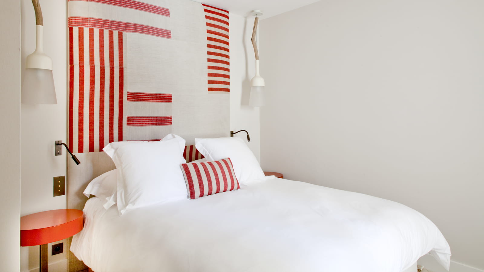 Chambre blanche rayures rouges