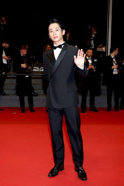 Jung Hae en smoking noir et n&oelig;ud papillon Dior