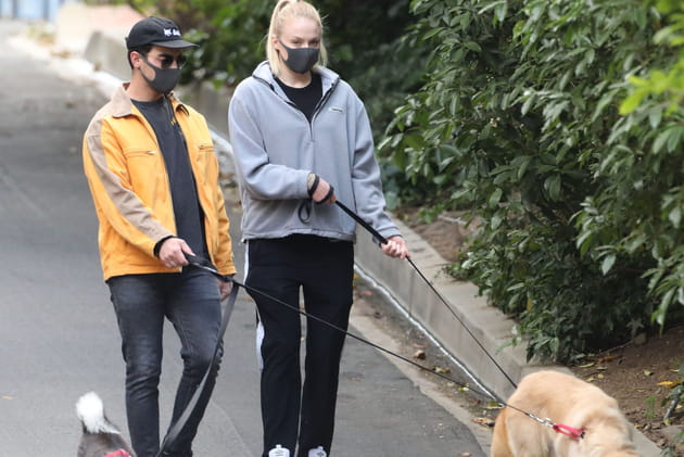 Les amoureux Joe Jonas et Sophie Turner, masqu&eacute;s