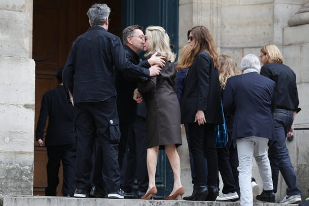 Catherine Deneuve et sa fille Chiara Mastroianni devant l'&eacute;glise Saint-Roch&nbsp;: obs&egrave;ques de Jane Birkin