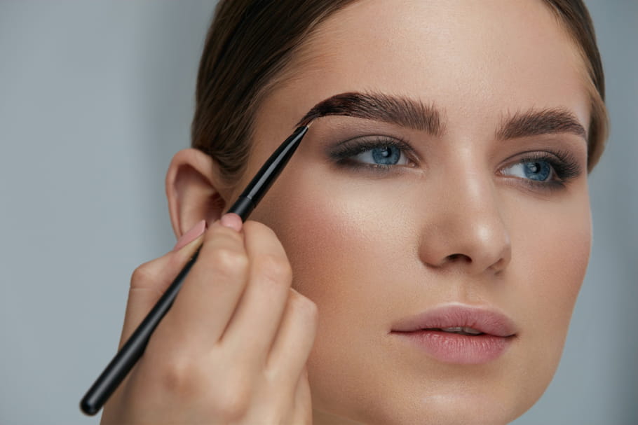 Maquillage et techniques de coloration pour les sourcils