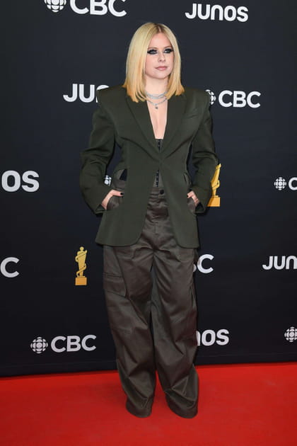 Avril Lavigne en blazer noir et pantalon parachute