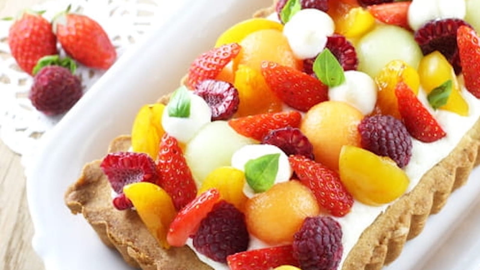Tarte sablée à la mousse légère au chocolat blanc et aux fruits d'été