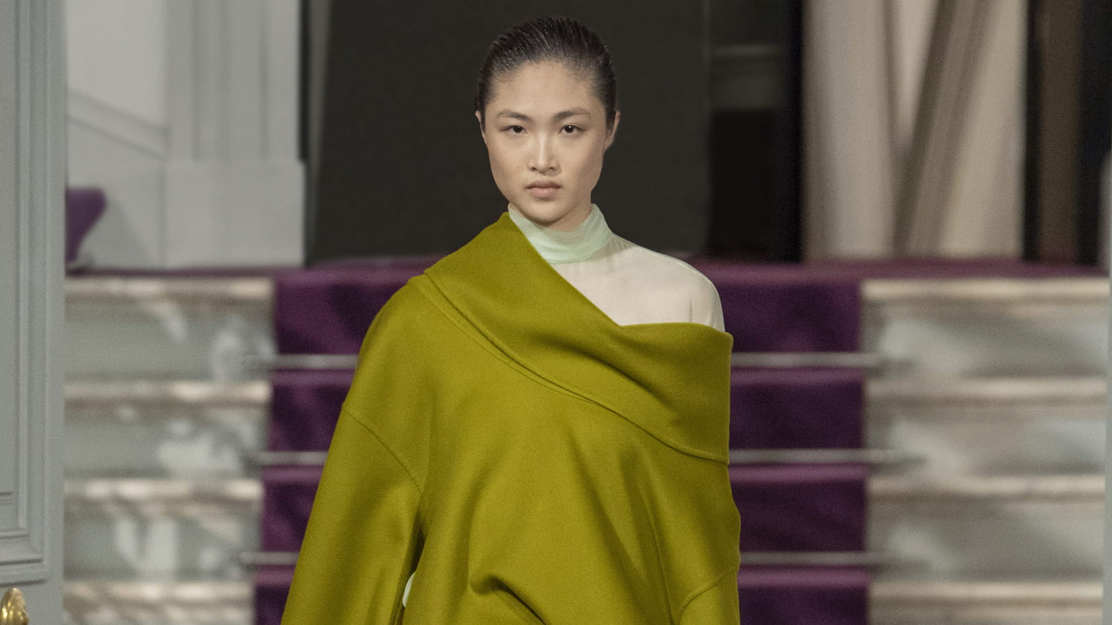 Look 44 du défilé Valentino