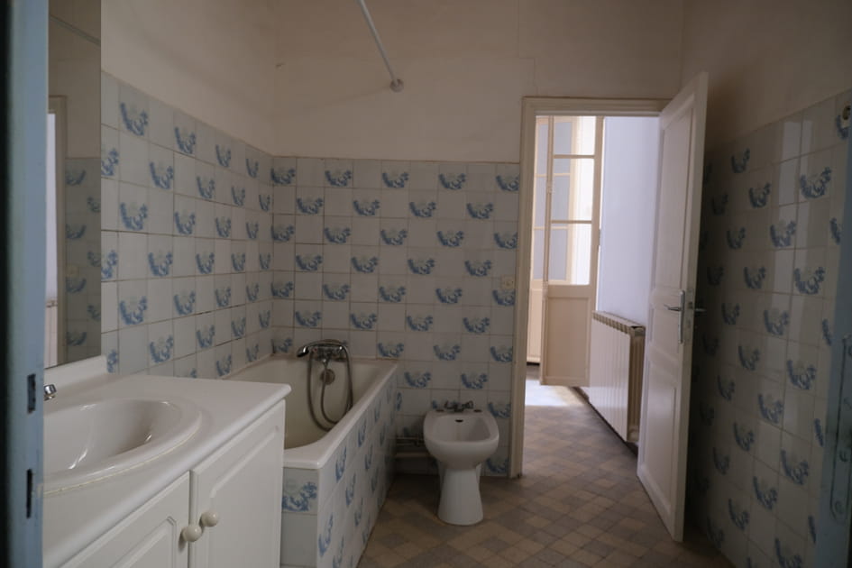 Avant&nbsp;: une salle de bains dans son jus et pas tr&egrave;s accueillante