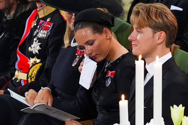 Ingrid Alexandra de Norv&egrave;ge et son fr&egrave;re Sverre Magnus assistent aux fun&eacute;railles du roi Harald