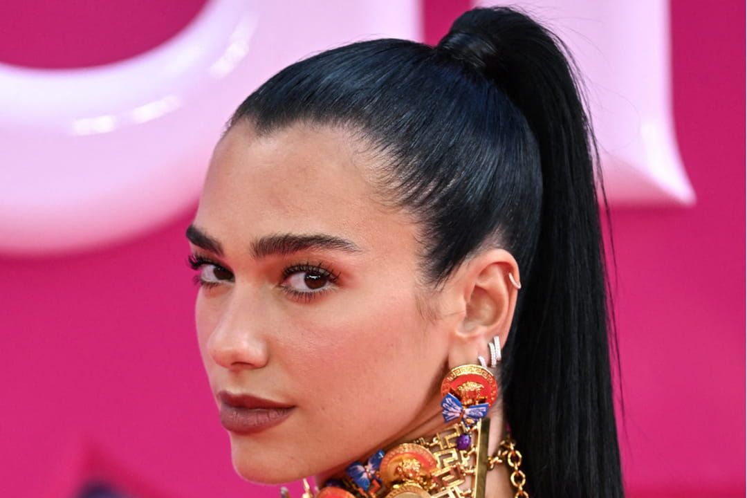 Top : la queue-de-cheval haute de Dua Lipa