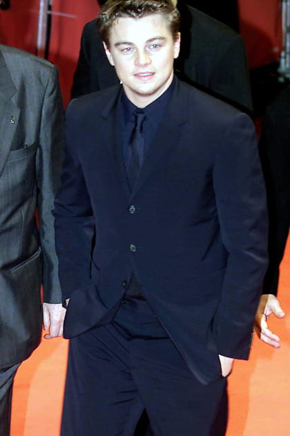 Leonardo DiCaprio en costume bleu marine