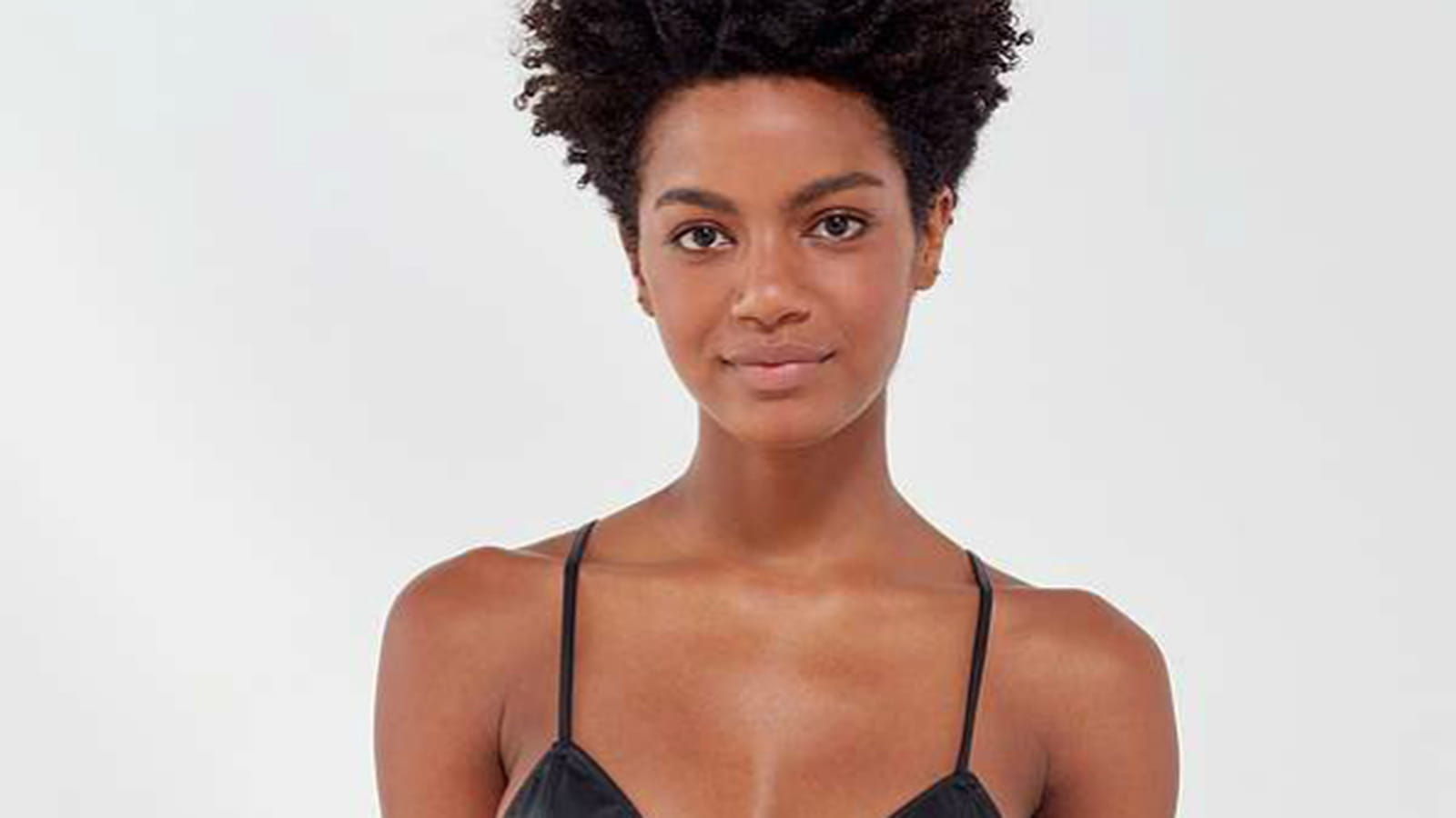 35 600x800  Ensemble de Out From Under en cuir sur Urban Outfitters   soutien gorge 40 euros et culotte taille haute 20 euros