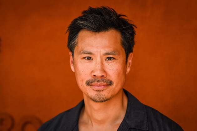 Le com&eacute;dien Fr&eacute;d&eacute;ric Chau prend la pose &agrave; Roland-Garros