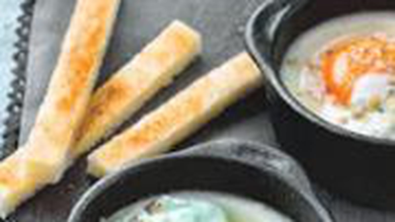 Oeuf cocotte, crème de roquefort aux brisures de noix