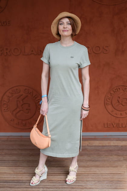 &Eacute;lodie Fr&eacute;g&eacute; en robe T-shirt longue Lacoste et sac &agrave; main baguette