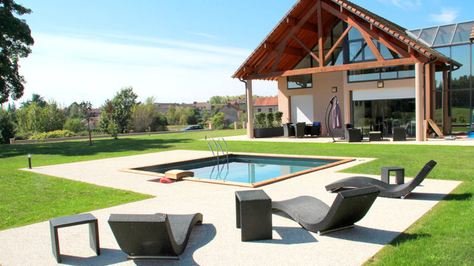 Piscine installée par un particulier : argent