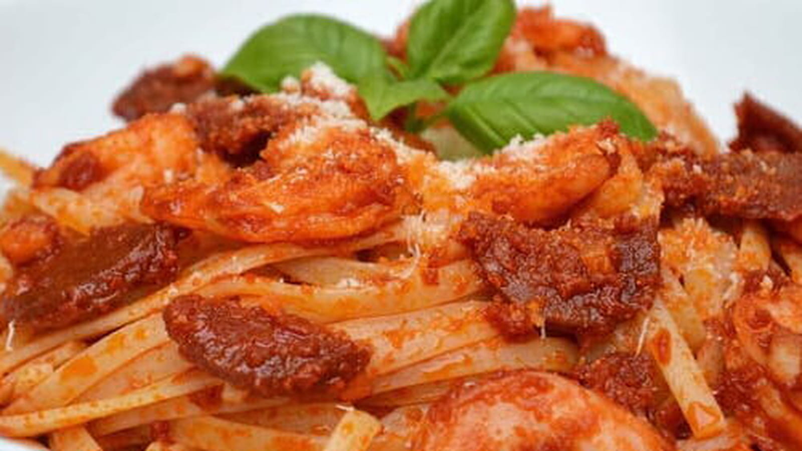 Pâtes linguine sauce aux scampis, ail et chorizo piquant