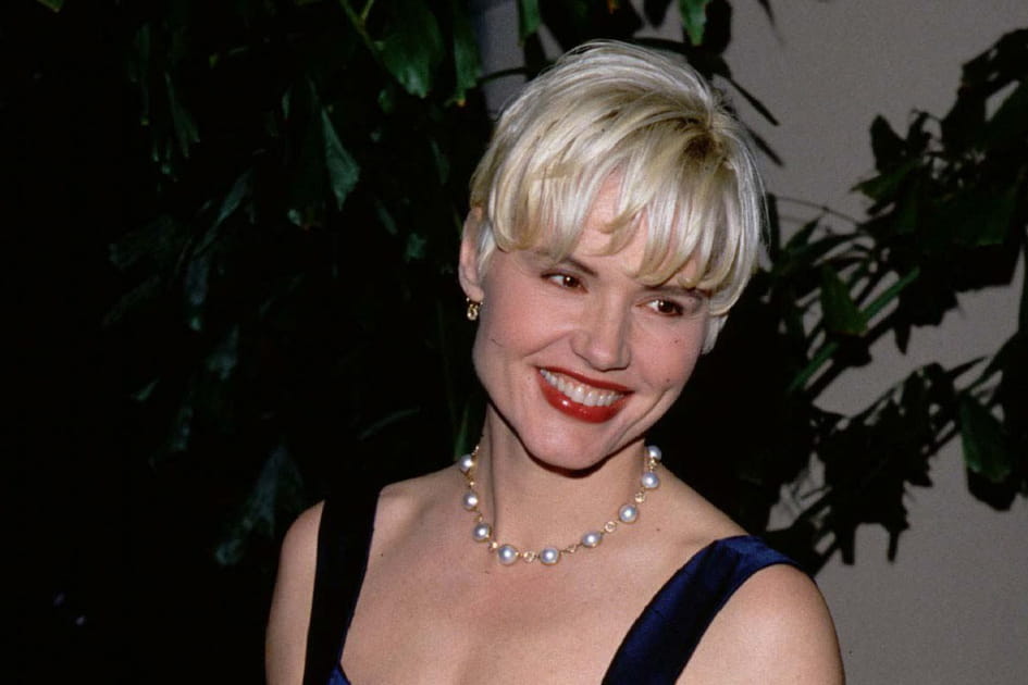 Geena Davis, rayonnante avec sa coupe courte blonde