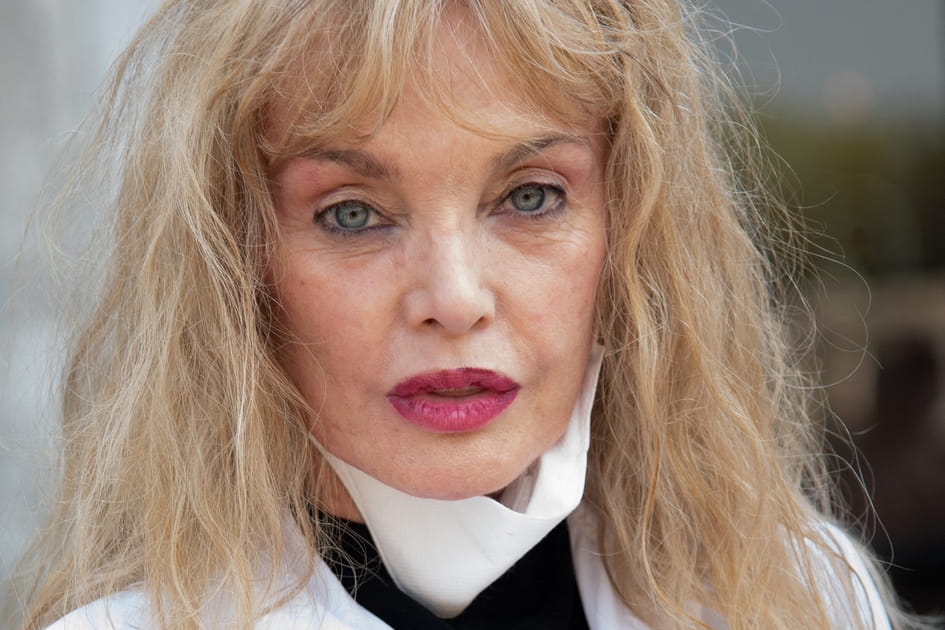 Arielle Dombasle et son maquillage de lendemain de f&ecirc;te