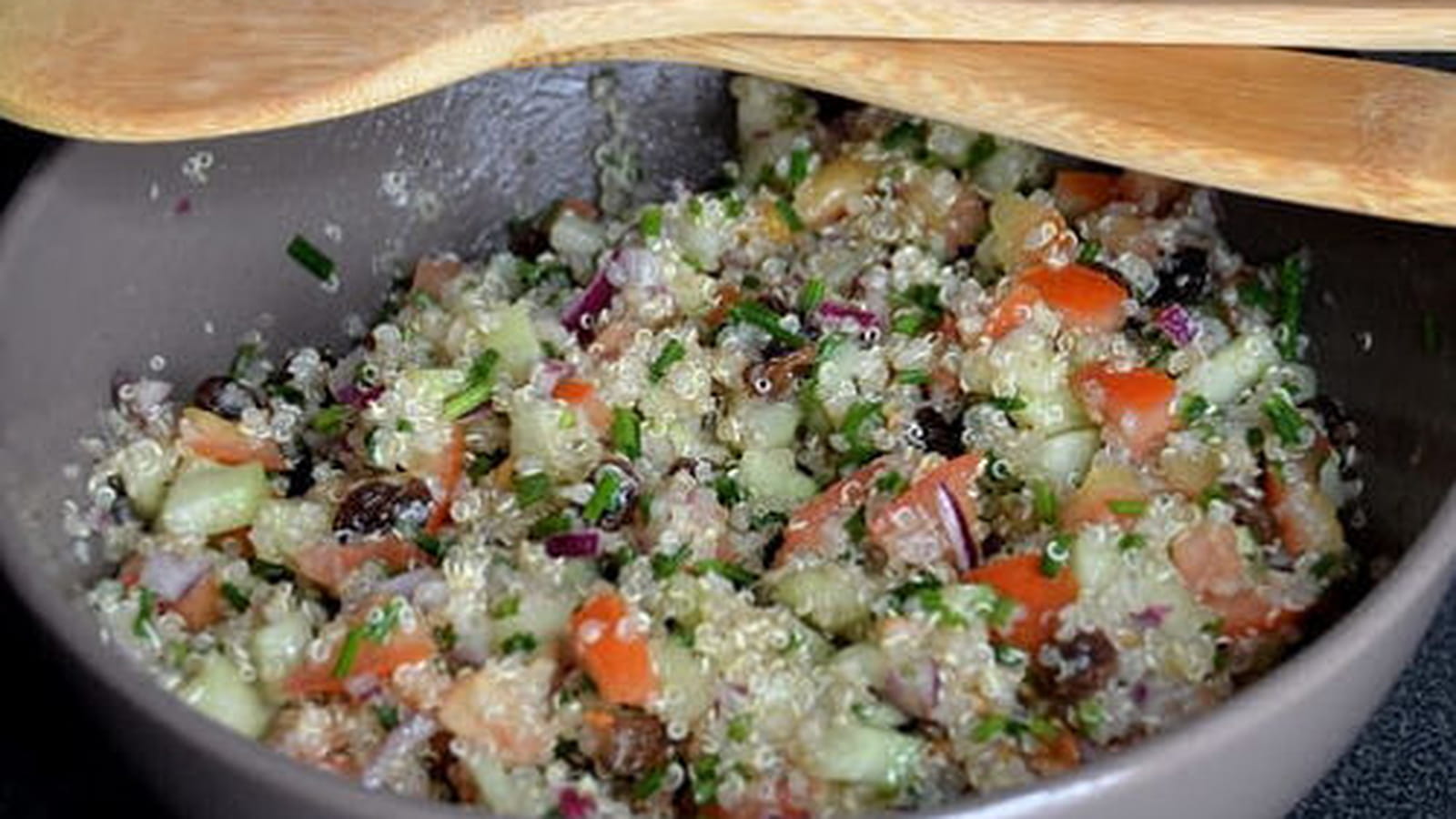 Taboulé au quinoa, concombre, tomates, oignons et raisins secs
