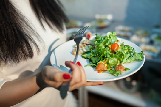 L'ingr&eacute;dient pi&egrave;ge de la salade&nbsp;: tout le monde en met, mais il fait sournoisement grossir du ventre