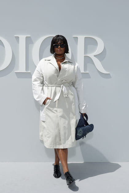 Precious Lee en trench et mocassins noirs