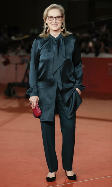 Meryl Streep en chemise longue satinée noire et pochette rouge