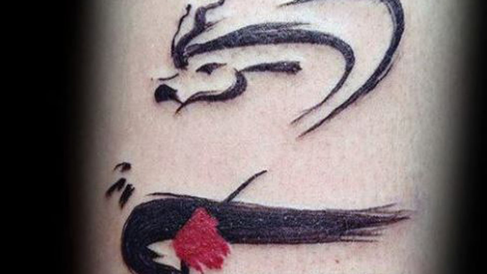 Silhouette de dragon sur le bras