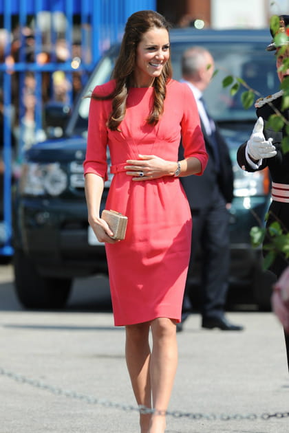 Kate Middleton en robe corail Goat et pochette blanche