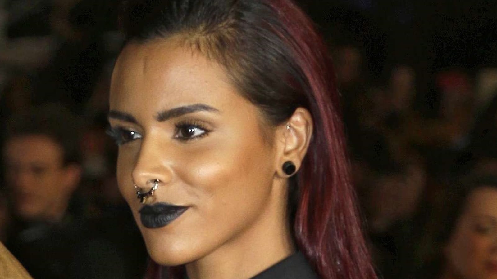 Cheveux auburn et bouche noire