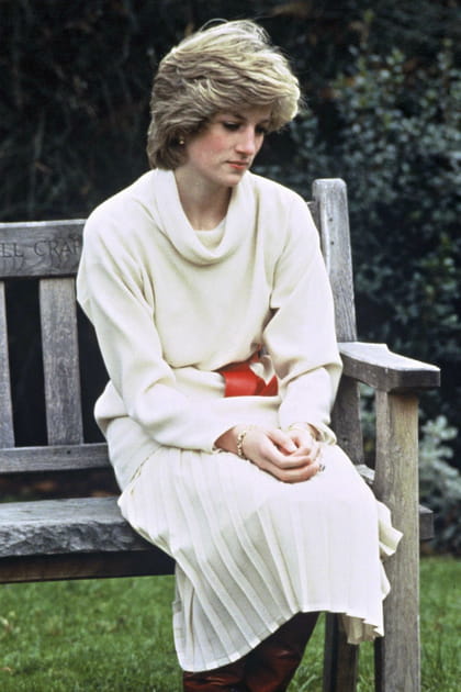 Lady Di en col roul&eacute; blanc