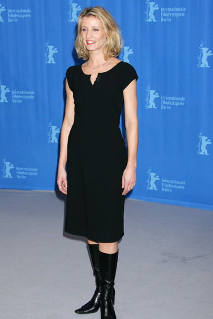 Alexandra Lamy en robe mi-longue et bottes hautes