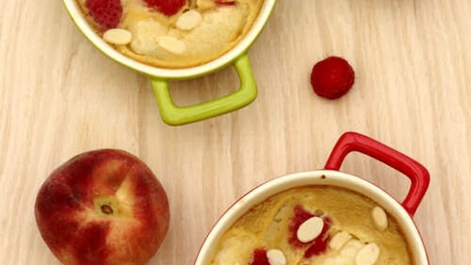 Clafoutis aux framboises et pêches au lait d'amande (sans gluten ni lactose)