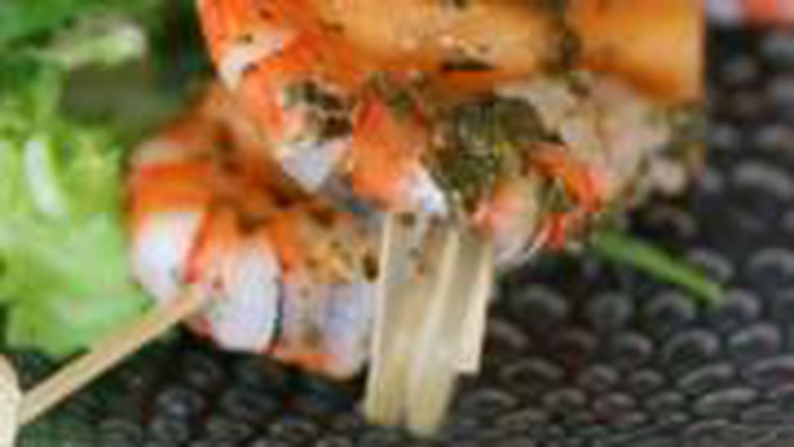 Brochettes de crevettes et melon au pesto