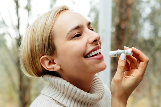 Baume &agrave; l&egrave;vres&nbsp;: pourquoi plus on en met et plus il ass&egrave;che les l&egrave;vres&nbsp;? Un dermatologue r&eacute;pond