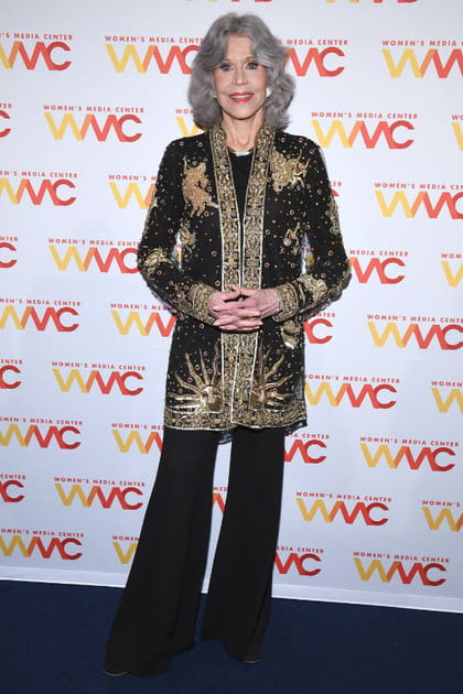 Jane Fonda en manteau brodé de perles dorées