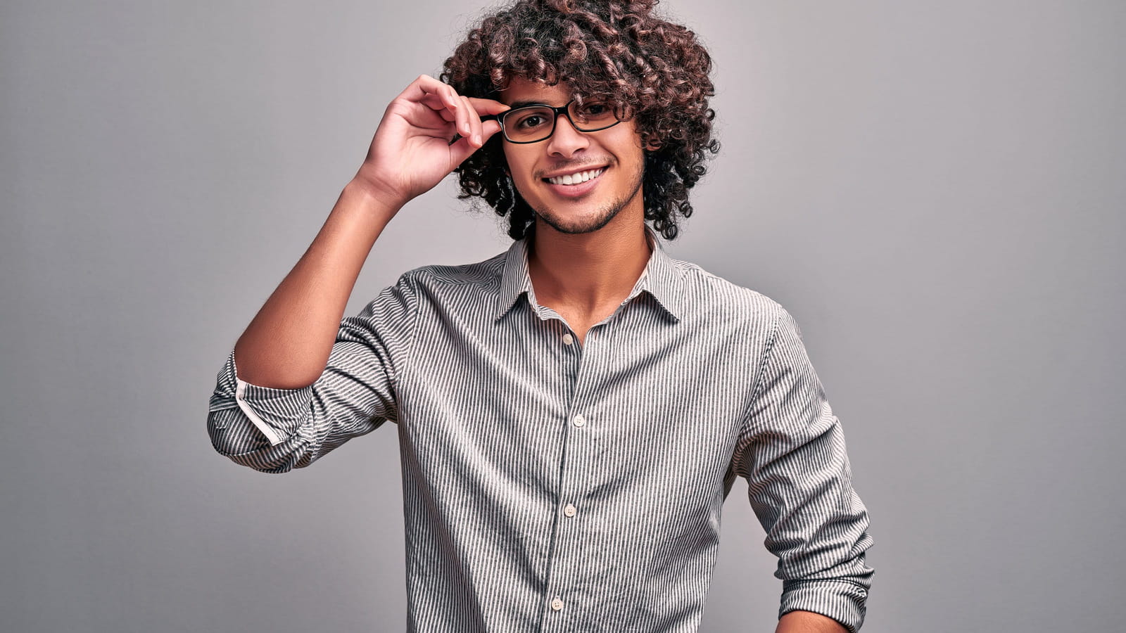 Cheveux frisés mi-longs