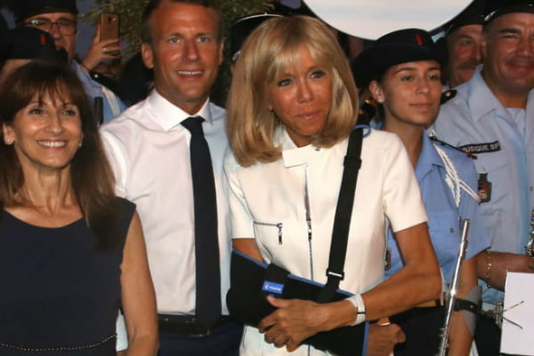 Brigitte Macron en robe à fermetures éclair et talons à brides