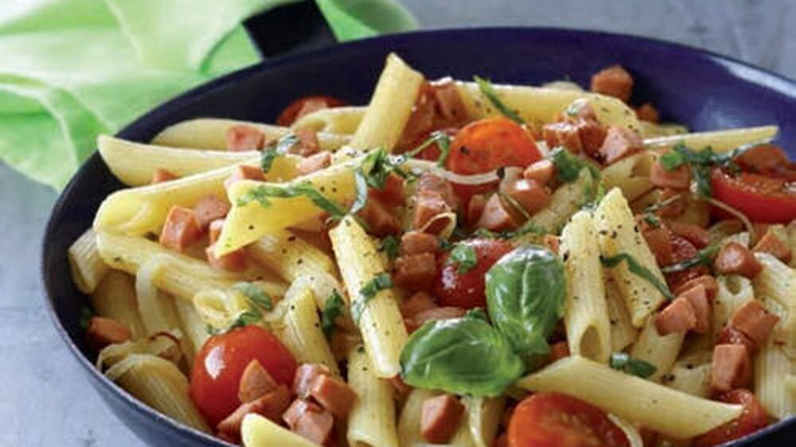 Poêlée de penne, tomates cerise et Knacki